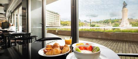 Tägliches Frühstücksbuffet (18 EUR pro Person)