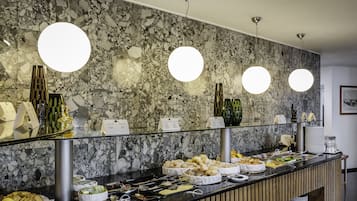 Petit déjeuner buffet (18 EUR par personne)