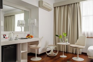 Family Room | Down duvets, minibar, in-room safe, individually decorated - Hotel Florida (Lisbon)