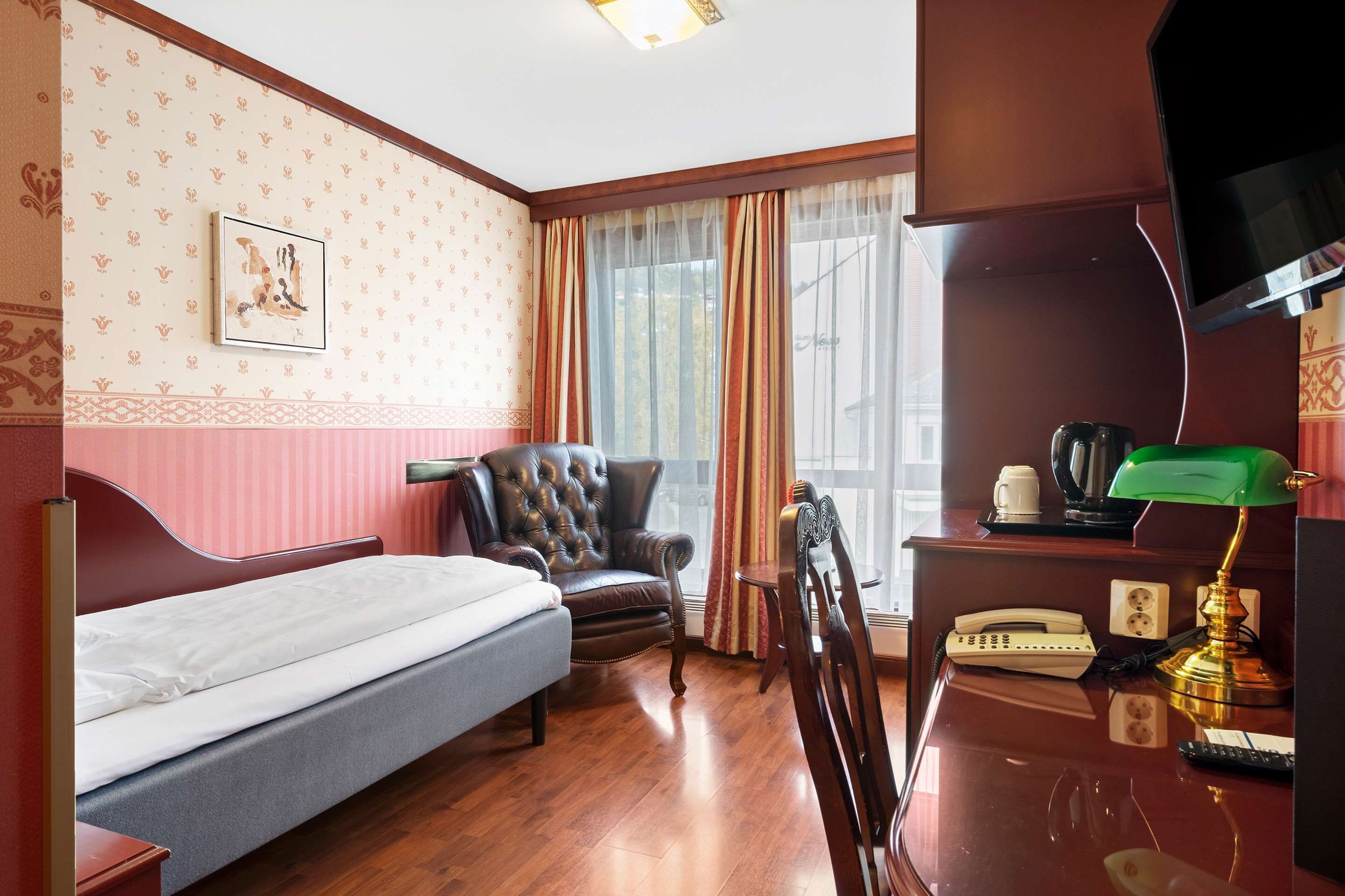 standard room, 1 single bed, non smoking | 1 bedroom, hypo-allergenic bedding, minibar, in-room safe