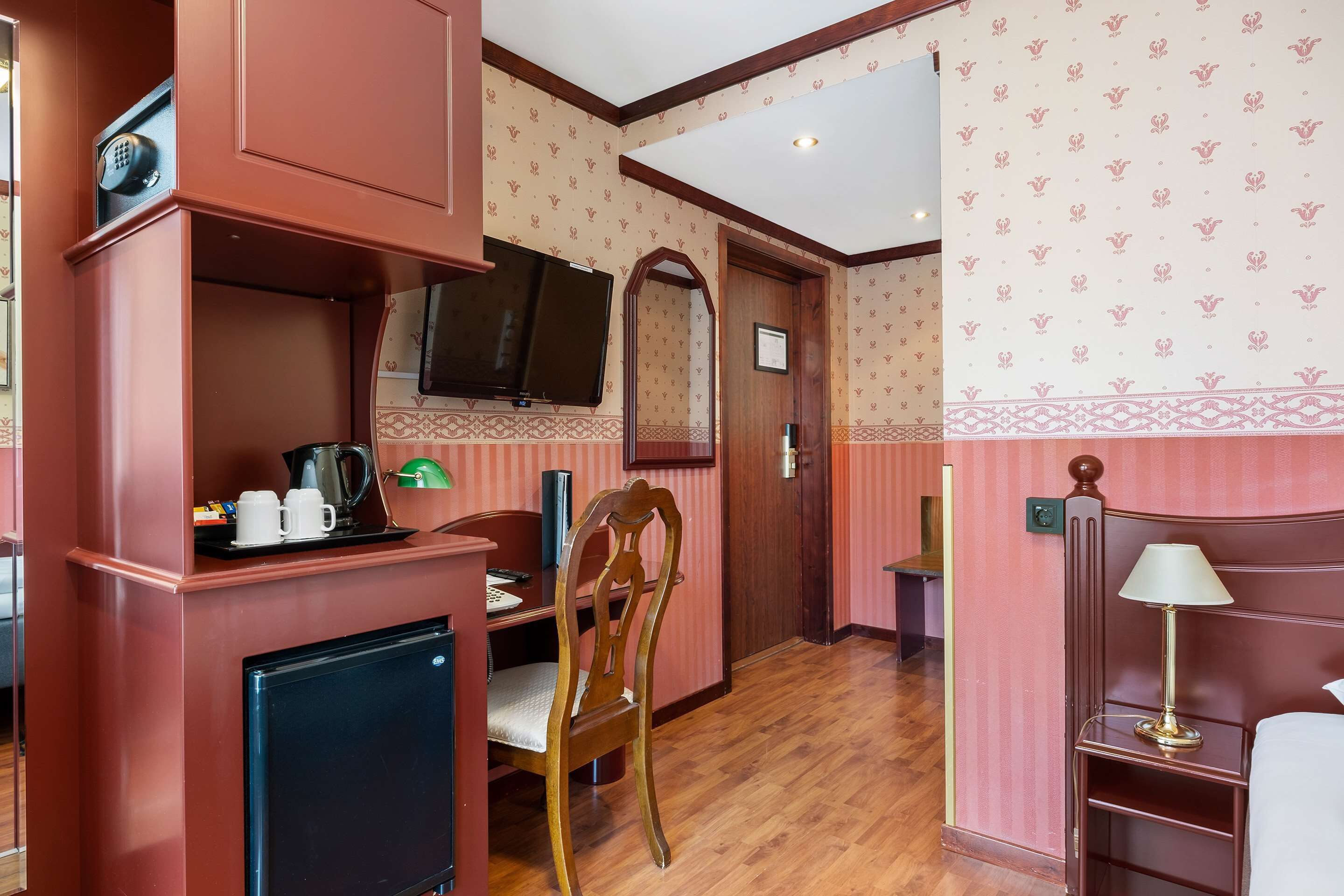 standard room, 1 single bed, non smoking | 1 bedroom, hypo-allergenic bedding, minibar, in-room safe