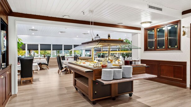 Una mesa de buffet con vajilla y diferentes opciones de comida.