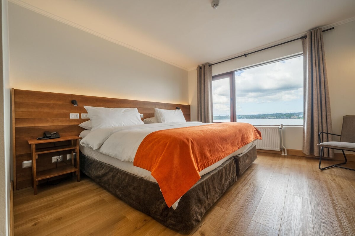 Minibar, caja de seguridad en la habitación y escritorio