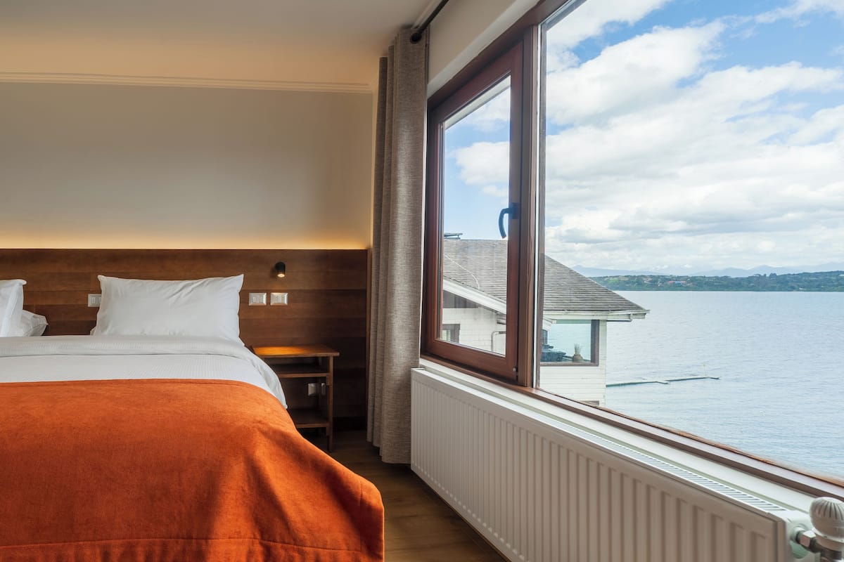 standard room, 1 queen bed | minibar, in-room safe, desk, blackout curtains