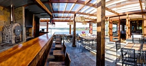 Se sirven desayunos, comidas y cenas con vista al mar