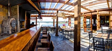 Se sirven desayunos, almuerzos y cenas; con vista al mar