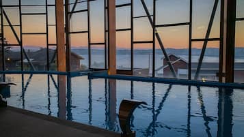 Indoor pool, pool loungers