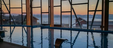 Piscine couverte, accÚs possible de 10 h 00 à 22 h 00, chaises longues