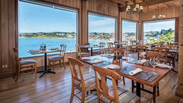 Breakfast, lunch, dinner served; sea views
