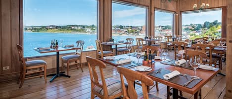 Serveert ontbijt, lunch, diner, uitzicht op de zee