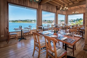 Frokost, lunsj og middag serveres, utsikt mot havet