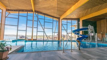 Indendørs pool, åben fra kl. 10.00 til kl. 22.00, liggestole