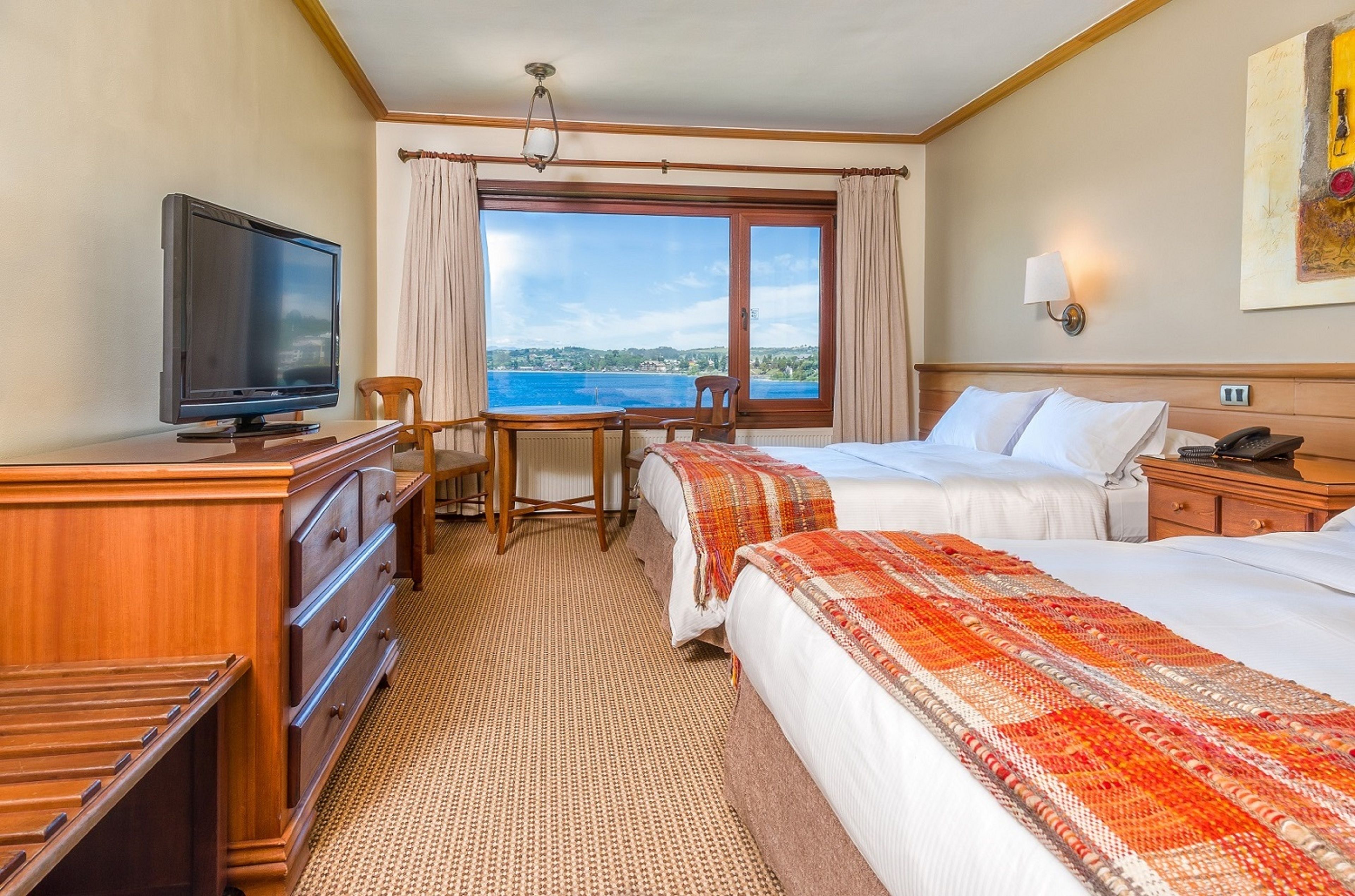 Quarto duplo superior | Frigobar, cofres nos quartos, escrivaninha, cortinas blackout