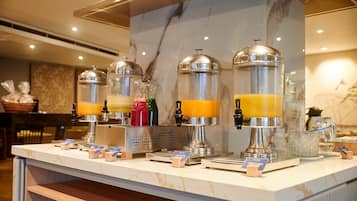 2 restaurantes, se sirven desayunos, comidas y cocina internacional