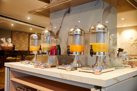 2 restaurants, breakfast, lunch, dinner served; international cuisine