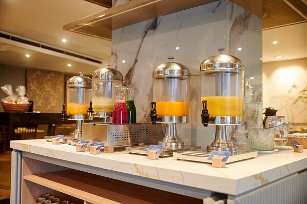 2 restaurants, breakfast, lunch, dinner served; international cuisine 
