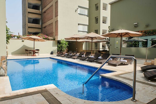 Piscina externa, espreguiçadeiras