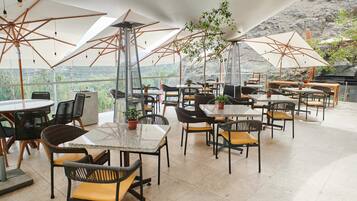 2 restaurants, servant le déjeuner et le dîner; cuisine internationale