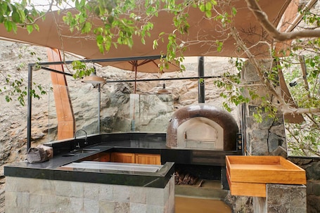 2 restaurants, breakfast, lunch, dinner served; international cuisine