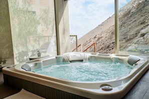 Couples treatment room(s), sauna, hot tub, steam room