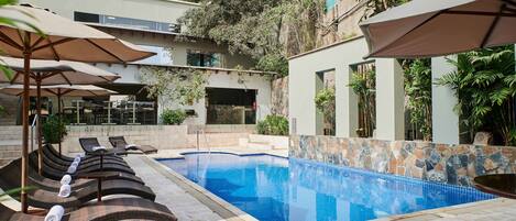 Piscine extérieure, chaises longues