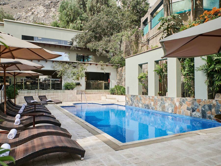 Piscina externa, espreguiçadeiras