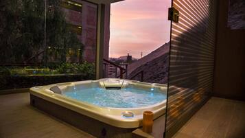 Couples treatment room(s), sauna, hot tub, steam room