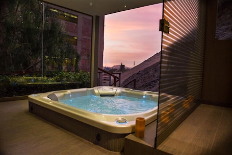 Salas de tratamiento para parejas, un sauna, una bañera de hidromasaje. Casa Andina Premium Golf Los Incas