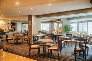 2 restaurantes, café da manhã, culinária internacional