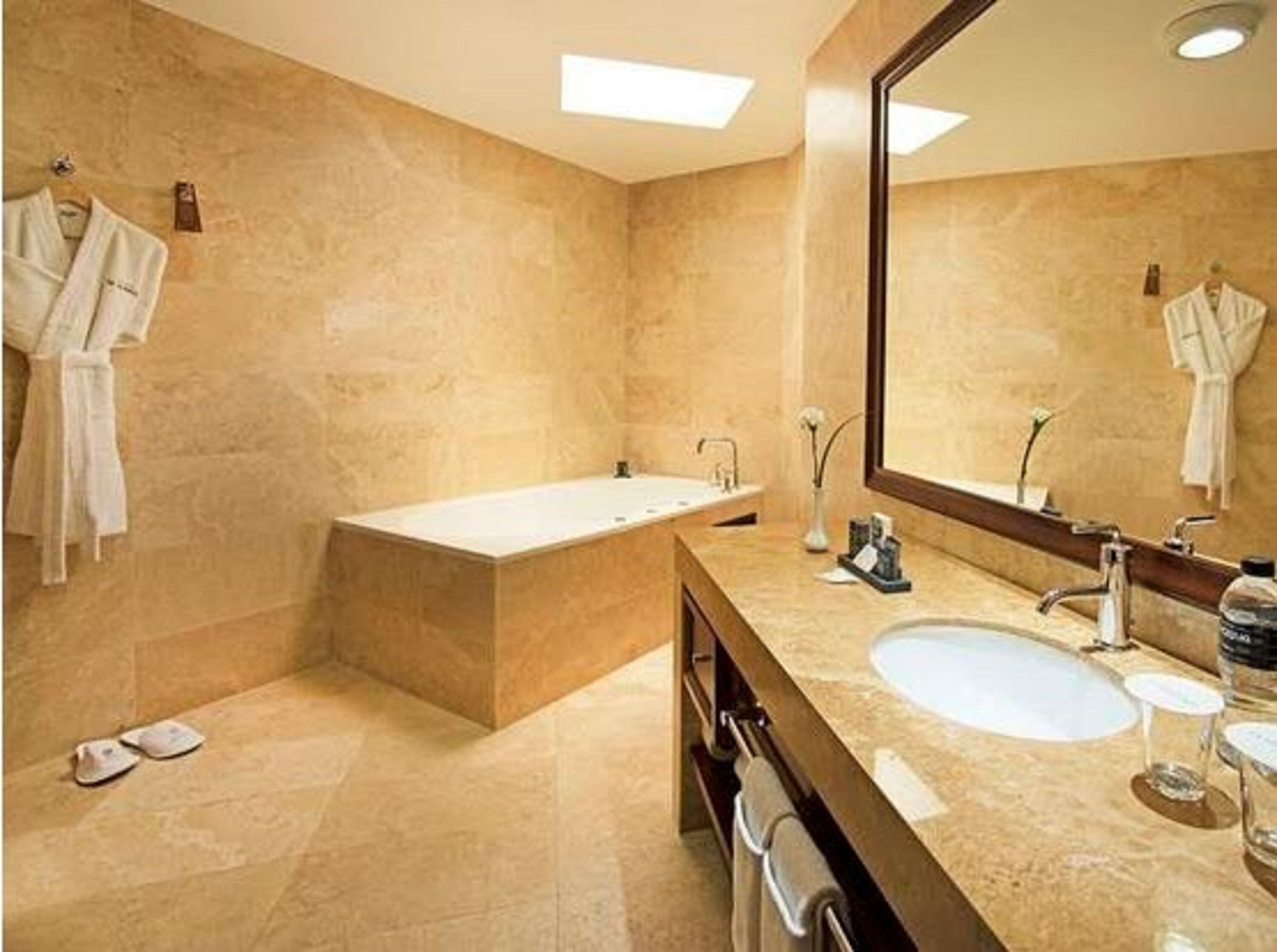suite | bathroom | combined shower/bathtub, free toiletries, hair dryer, towels