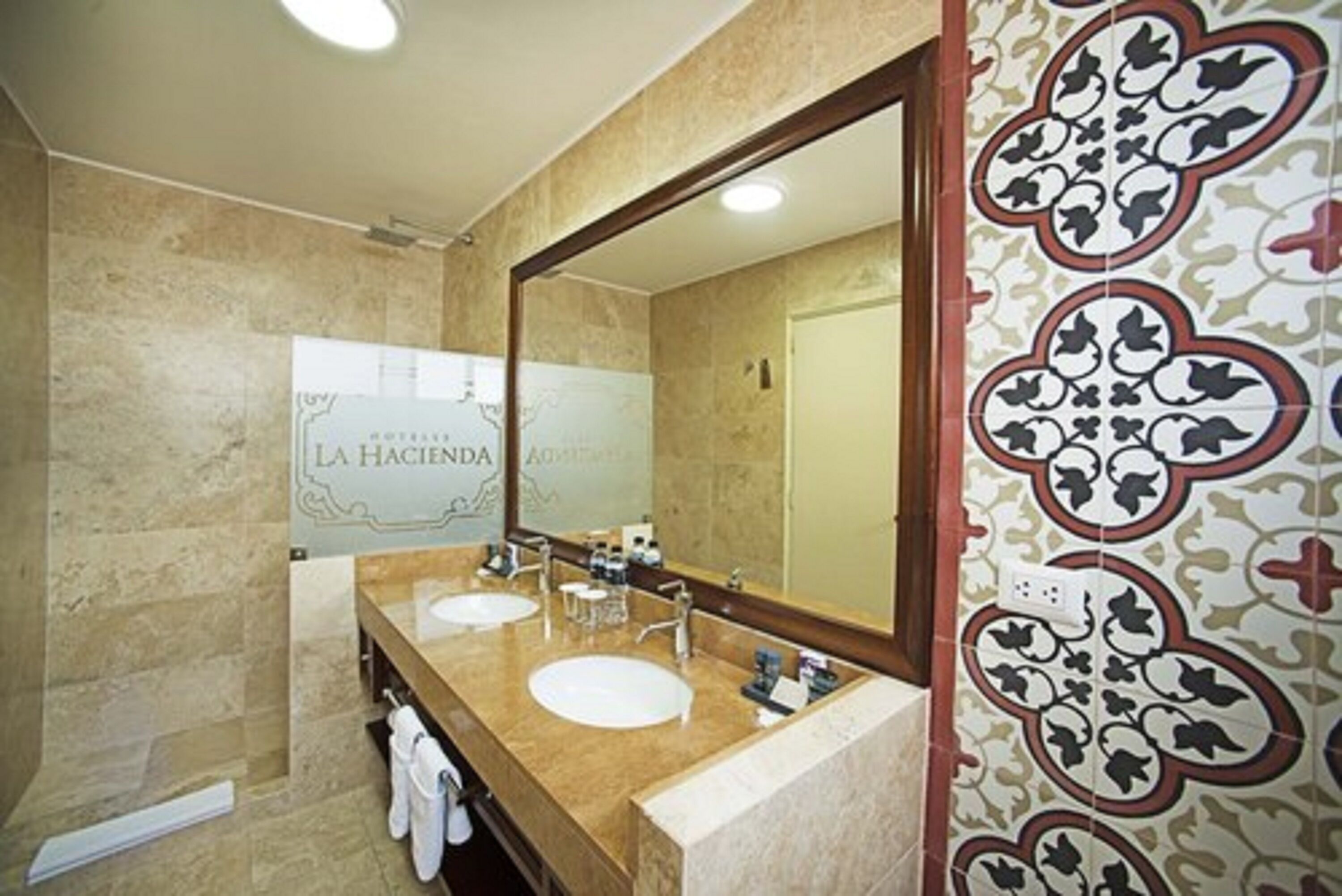 combined shower/bathtub, free toiletries, hair dryer, towels