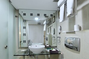 Deluxe Single Room, 1 King Bed | Bathroom | Combined shower/bathtub, free toiletries, hair dryer, slippers - Ambica Empire (Chennai)