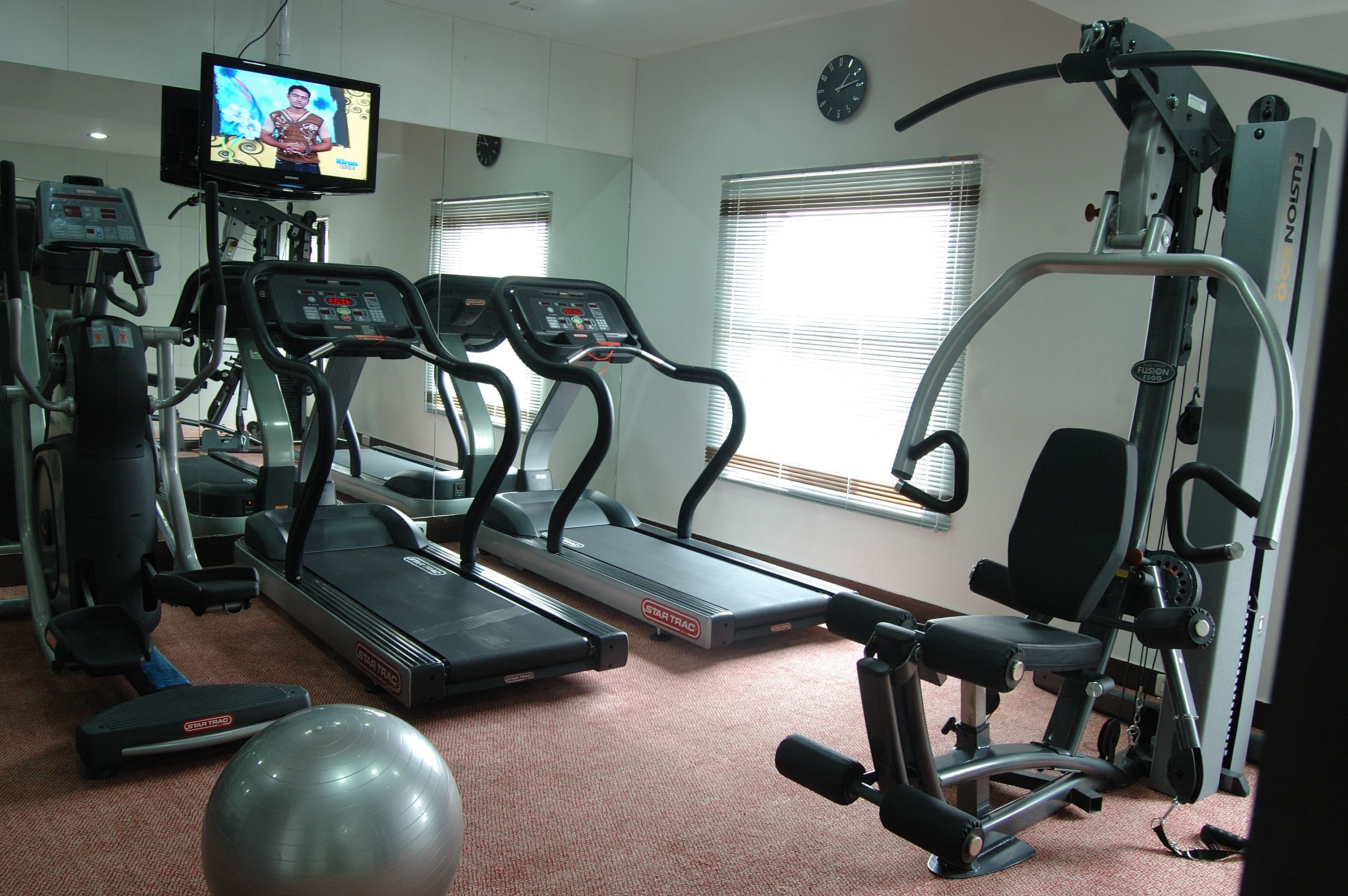 Ein Fitnessraum mit Laufbändern, Ergometer und Kraftgeräten.