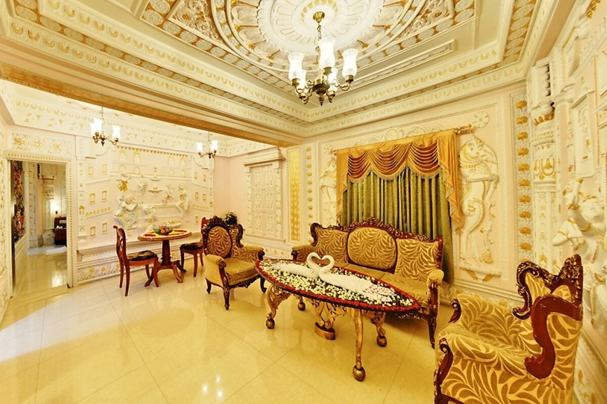 Deluxe Single Room, 1 King Bed | Living area | 50-inch LCD TV with digital channels, TV, DVD player
