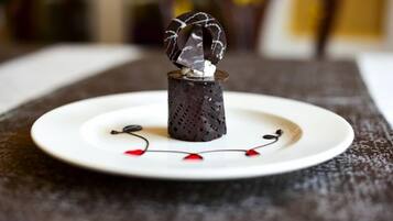 Un postre sobre un plato blanco con un centro decorativo.