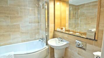 Un baño moderno con bañera, lavabo y ducha.
