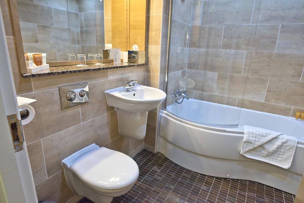 Ein Badezimmer mit Toilette, Waschbecken und Badewanne.