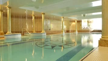 Una piscina cubierta, tumbonas