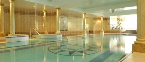 Sisäuima-allas, aurinkotuoleja