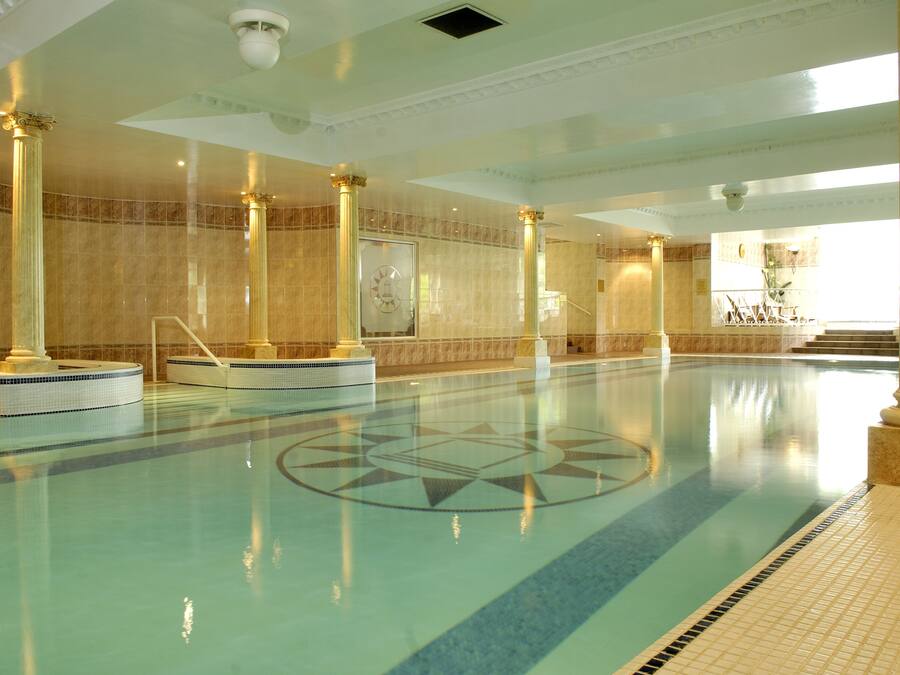 Innendørsbasseng og solsenger