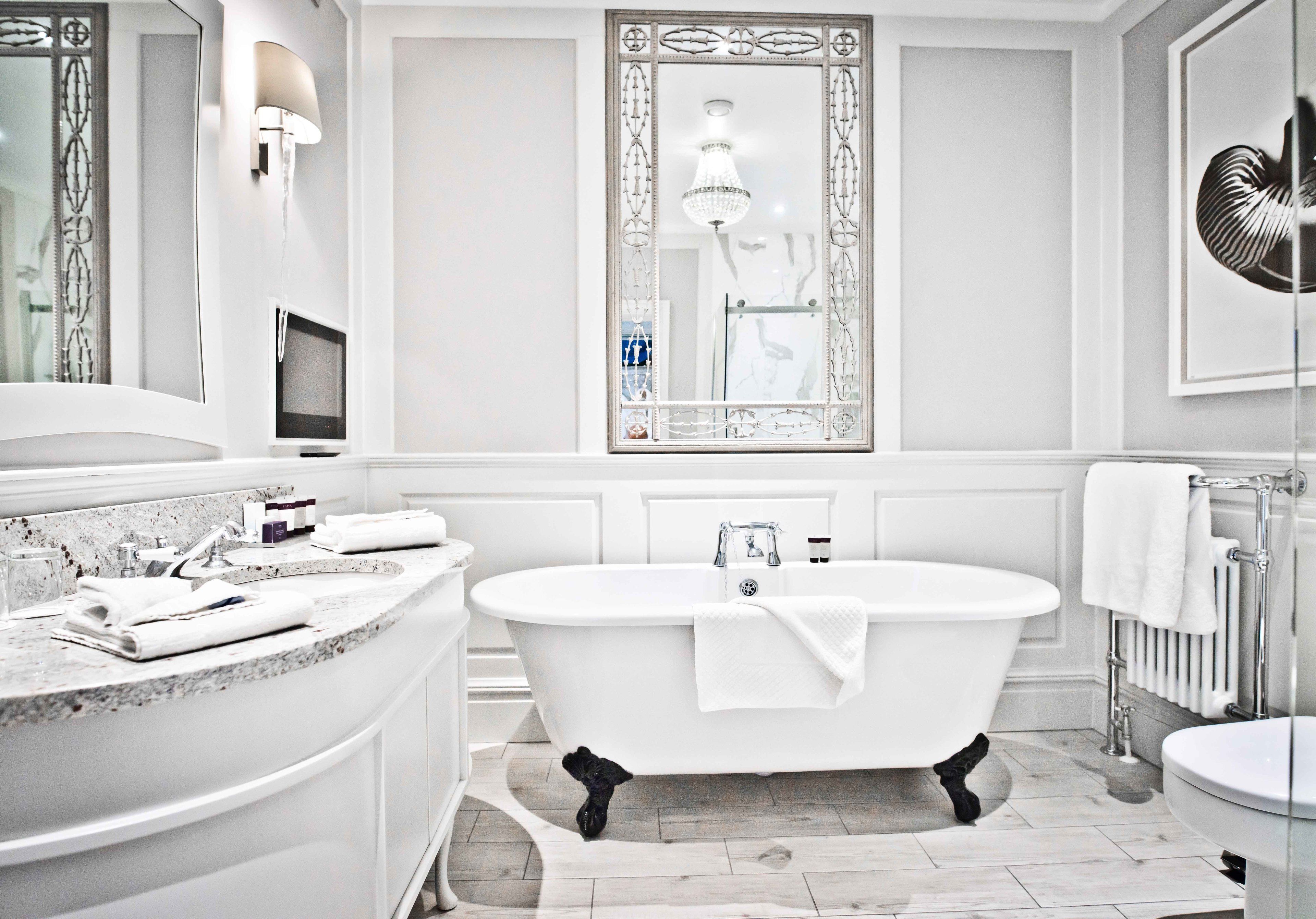 room 5 | bathroom | combined shower/bathtub, free toiletries, hair dryer, towels