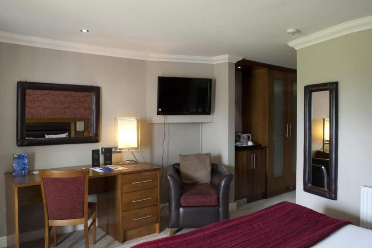 In-room safe, desk, iron/ironing board, free WiFi