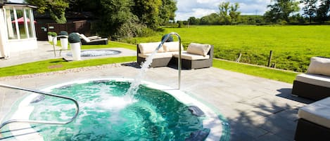 Bồn tắm spa ngoài trời