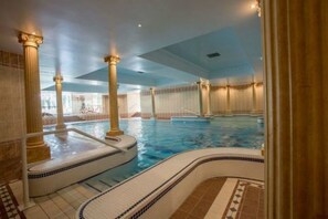 Indoor pool, sun loungers