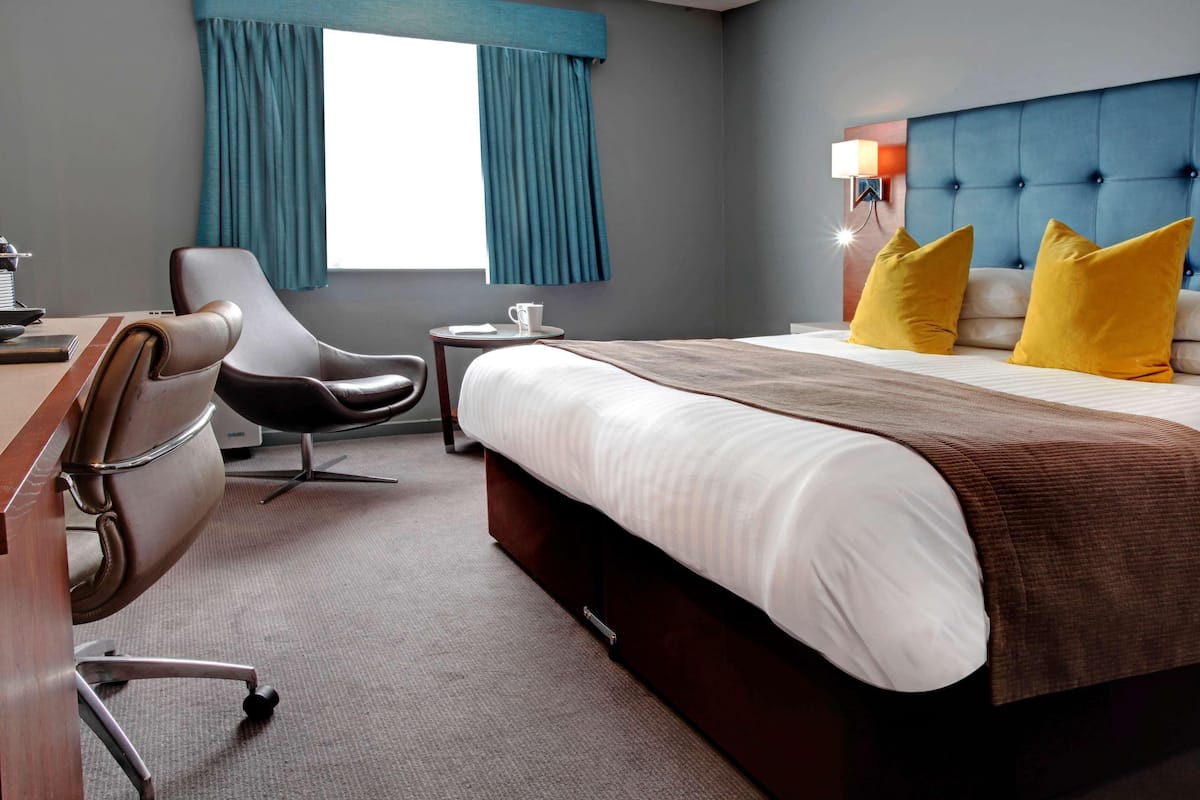 Iron/ironing board, cribs (surcharge), rollaway beds (surcharge)