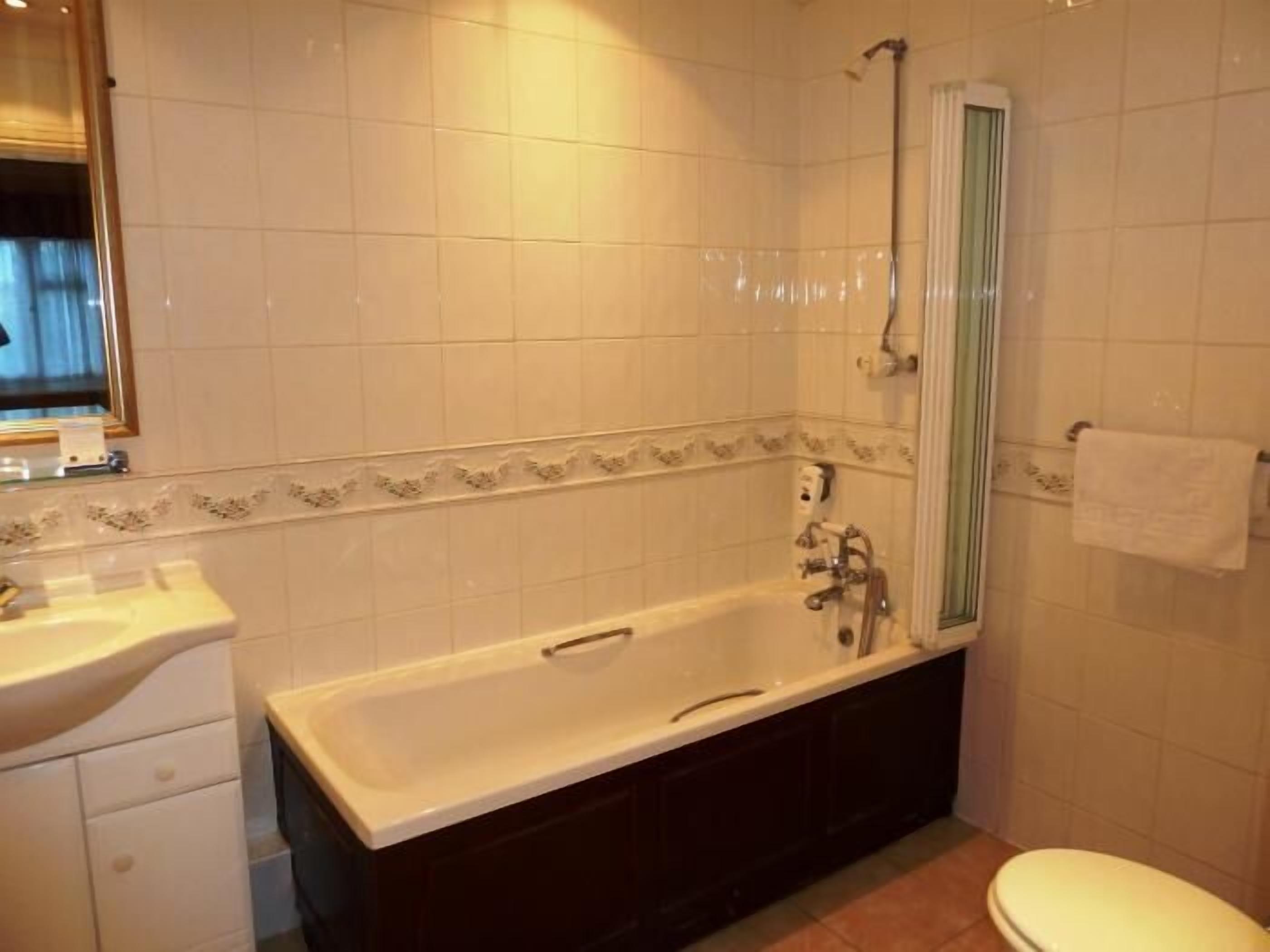 Deep soaking bathtub