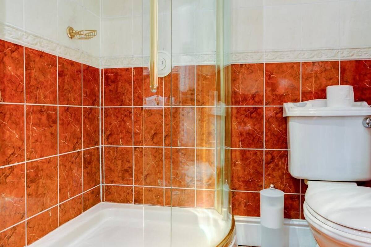 combined shower/bathtub, hair dryer, towels
