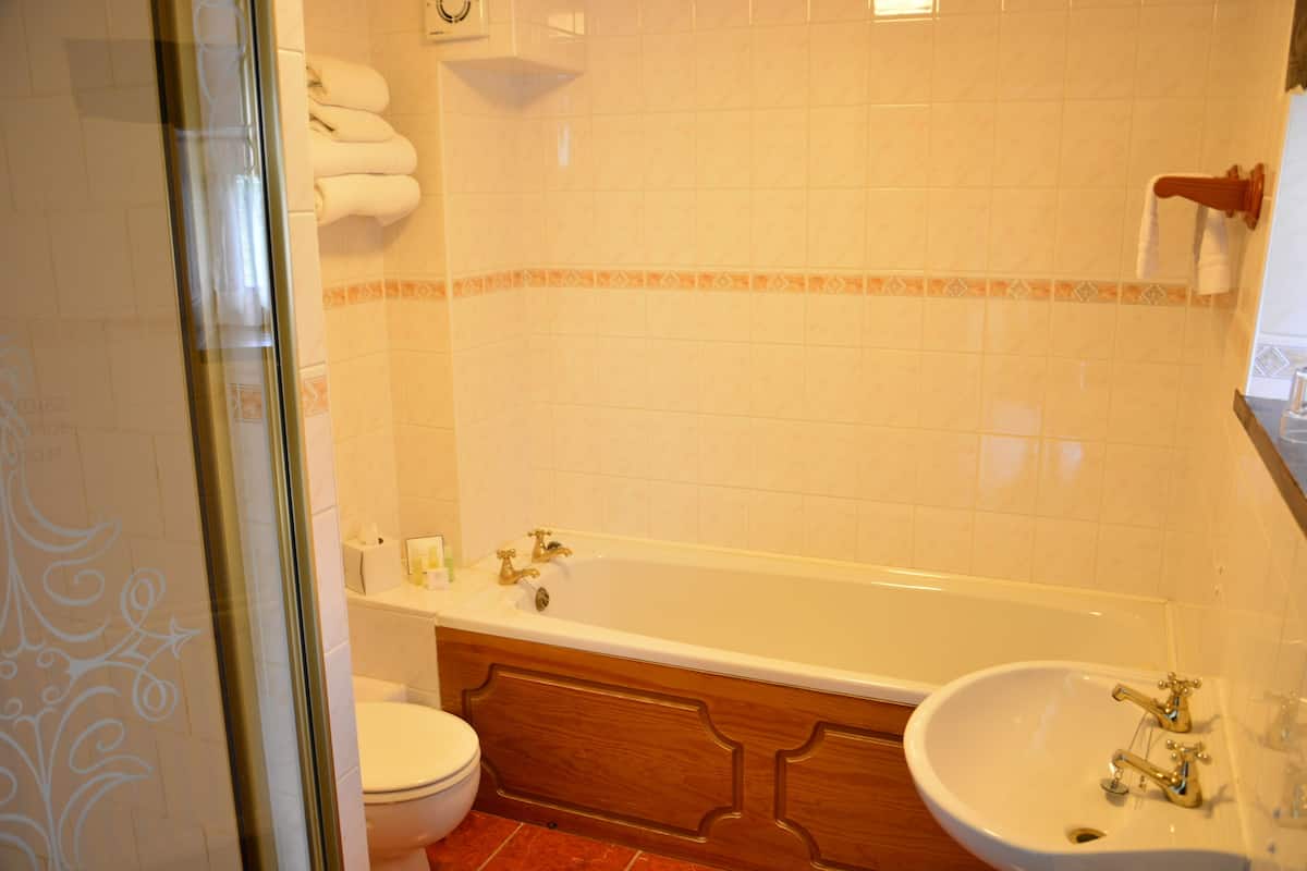deep-soaking bathtub