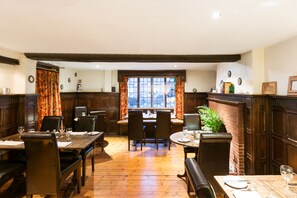 Se sirven desayunos, cenas y cocina británica 