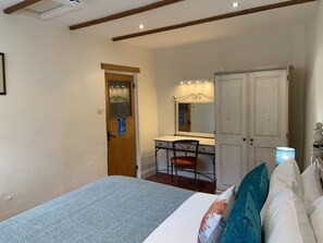 Suite, 1 tweepersoonsbed, niet-roken | 1 slaapkamer, een bureau, een strijkplank/strijkijzer, babybedden